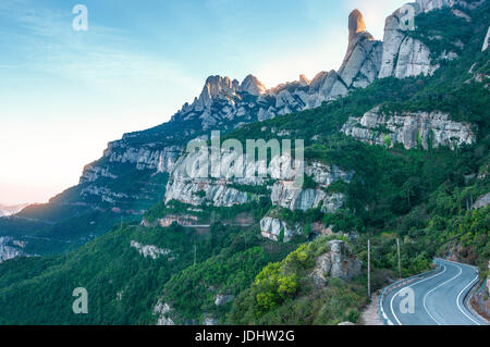 L'Espagne. Barcelone. Soirée magnifique vue sur les montagnes de Montserrat. A atteint un sommet de gamme rocheuse Banque D'Images