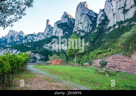 L'Espagne. La Catalogne. En route l'abbaye de Santa Maria de Montserrat. Pique-nique et un belvédère sur la montagne de Montserrat. Banque D'Images