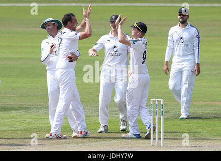 Hampshire Kyle Abbott célèbre en tenant le wicket de Steven Croft du Lancashire, au cours de la deuxième journée du championnat, le comté de Specsavers Division One match à la Unis Old Trafford, Manchester. Banque D'Images