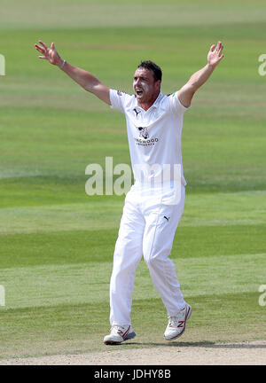 Hampshire Kyle Abbott célèbre en tenant le wicket de Steven Croft du Lancashire, au cours de la deuxième journée du championnat, le comté de Specsavers Division One match à la Unis Old Trafford, Manchester. Banque D'Images