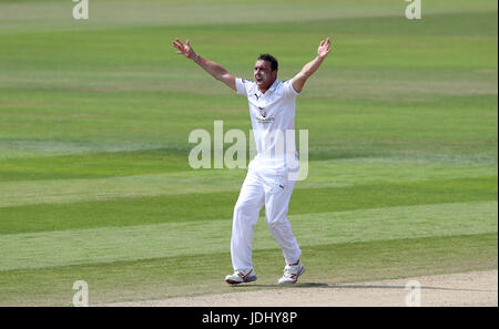 Hampshire Kyle Abbott célèbre en tenant le wicket de Steven Croft du Lancashire, au cours de la deuxième journée du championnat, le comté de Specsavers Division One match à la Unis Old Trafford, Manchester. Banque D'Images