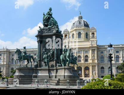 L'Autriche. Vienne. Maria Theresien Platz avec statue de Maria Theresia et Musée d'Histoire Naturelle Banque D'Images