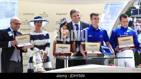 Entraîneur gagnant Richard Fahey (à gauche), la Princesse Haya bint Al Hussein de Jordanie (deuxième à gauche) et sa fille Al Jalila bint Mohammed bin Rashid Al Maktoum avec Juan-Carlos Capelli, vice-président de Longines (centre) et en gagnant jockey William Buick (à droite) au cours de la première journée de Royal Ascot à Ascot Racecourse. Banque D'Images