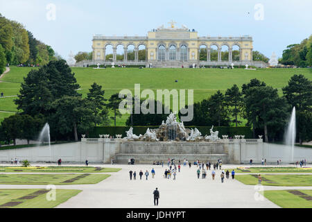 L'Autriche. Vienne. Fontaine de Neptune et gloriette dans le jardin du palais de Schönbrunn Banque D'Images