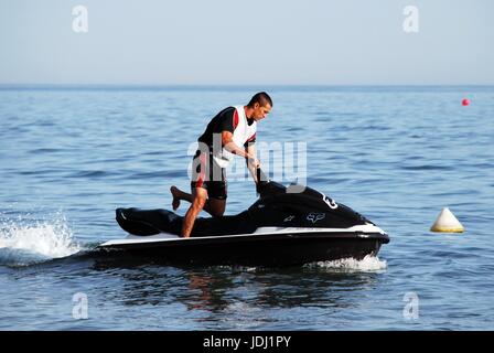 Homme monté sur un jet ski, Marbella, Province de Malaga, Andalousie, Espagne, Europe de l'Ouest. Banque D'Images