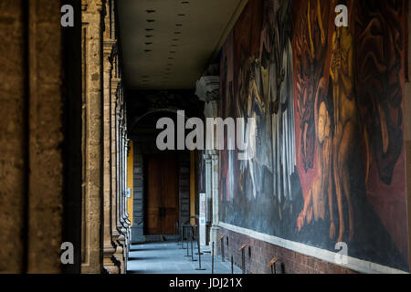 Peintures murales dans une cour intérieur d'Antiguo Colegio de San Ildefonso, Mexico, Mexique Banque D'Images