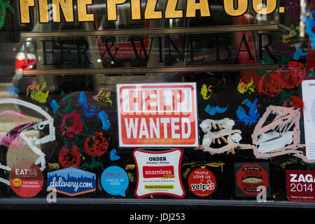 Help Wanted sign dans le Lower East Side, Manhattan, New York City, USA Banque D'Images