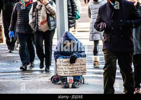 Homme Homelss la mendicité dans l'East Village, Manhattan, New York City, USA Banque D'Images