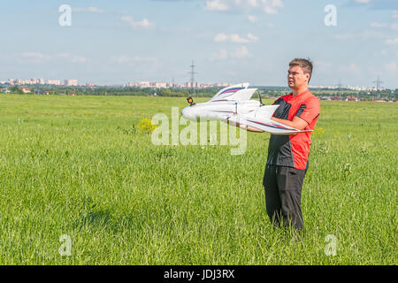 Homme avec rc modèle fpv aile. L'électronique, passe-temps, concept Aéromodélisme Banque D'Images