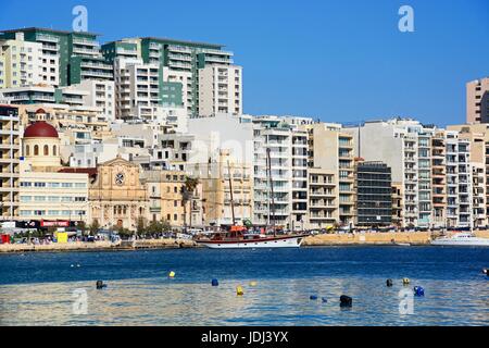 Avec vue sur la mer avec l'église paroissiale de Jésus de Nazareth à gauche, Sliema, Malte, l'Europe. Banque D'Images