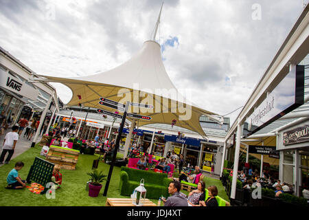 Activités d'été à McArthur Glen Designer Outlet, Bridgend, au Pays de Galles, Royaume-Uni. 30/06/2016. Banque D'Images