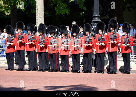 Coldstream Guards se préparant à tapisser les rues en tant que « Street liners » lors de Trooping the Colour 2017, The Mall, Londres, Royaume-Uni Banque D'Images