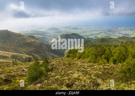 Paysage autour du cratère du Pico de Fogo sur l'île de Sao Miguel. Sao Miguel fait partie de l'archipel des Açores et l'océan atlantique. Banque D'Images