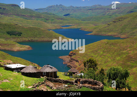 Afrique du Sud, d'Afrique, des huttes dans le barrage Katse, Suedafrika, Afrika, Huetten suis Katse Staudamm Banque D'Images