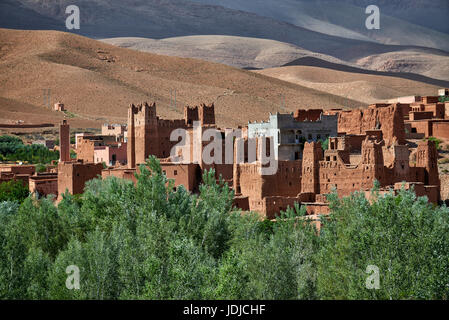 Village Aci Ouglif avec argile casbahs dans la vallée du Dadès avec les montagnes de haut Atlas derrière, Maroc, Afrique Banque D'Images