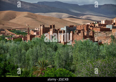 Village Aci Ouglif avec argile casbahs dans la vallée du Dadès avec les montagnes de haut Atlas derrière, Maroc, Afrique Banque D'Images