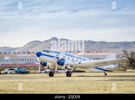 QUEENSTOWN, AFRIQUE DU SUD - 17 juin 2017 : Vintage Douglas DC 3 avion Dakota stationné à air show exhibition Banque D'Images