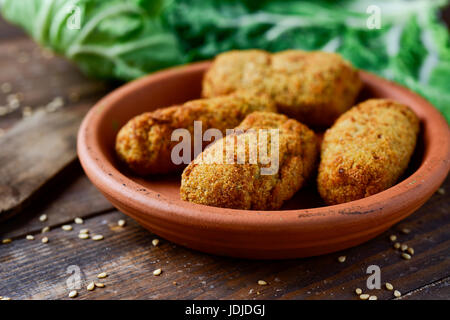 Libre d'une plaque en terre cuite avec quelques croquetas croquettes maison, espagnol, sur une table en bois rustique Banque D'Images