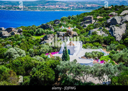 Belle costline de maisons blanches aux toits de tuiles et de Porto Rafael, Palau, Sardaigne, Italie. Banque D'Images