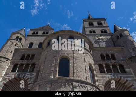 La Cathédrale de Trèves avec ciel bleu. Banque D'Images