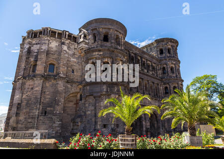 Porta Nigra de Trèves en Rhénanie-Palatinat, Allemagne. Banque D'Images