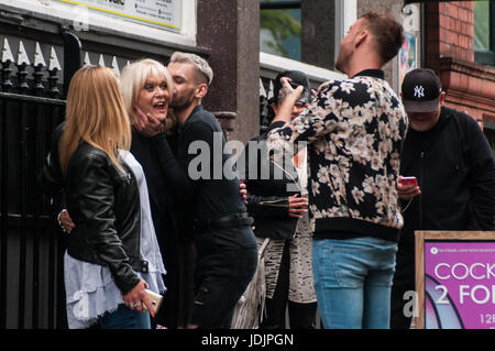 Comédienne Sherrie Hewson est capturé par des fans d'adoration pour une séance photo dans la région de Canal Street, Manchester Banque D'Images