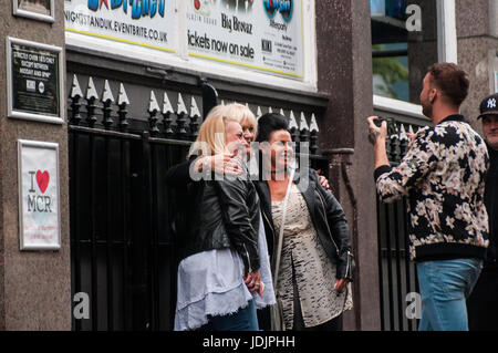 Comédienne Sherrie Hewson est capturé par des fans d'adoration pour une séance photo dans la région de Canal Street, Manchester Banque D'Images