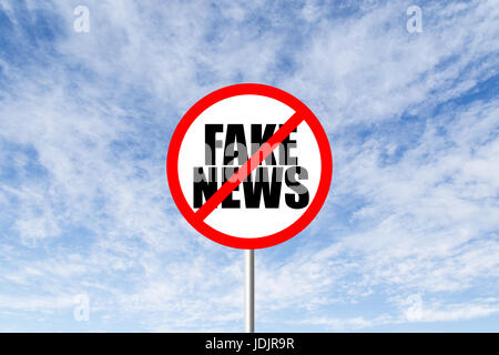 Faux Stop news prohibitory signe de la circulation contre blue cloudy sky Banque D'Images