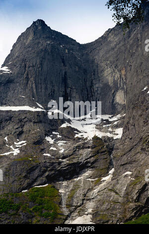 Le Troll mur (Pluscamp Sandvik) fait partie de la montagne sur le massif Trolltindene côte ouest de la Norvège. Le Troll est la plus haute paroi rocheuse verticale Banque D'Images