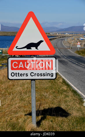 Signe d'avertissement de passage à niveau de la loutre sur la chaussée entre les îles de Berneray (Bearnaraigh) et North Uist dans les Hébrides extérieures,Îles écossaises. UK Banque D'Images