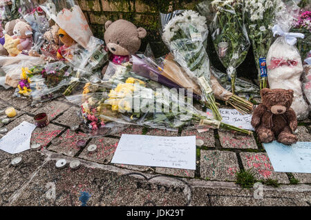 Les gens pleurent Stockport Manchester's victimes de l'attentat de Manchester Arena sur Mai 2017 Banque D'Images