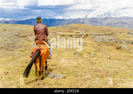 Voir des randonnées à cheval dans les montagnes en Chine par le Mont Yala Banque D'Images