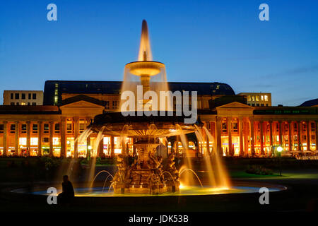 DEU, Deutschland, Stuttgart : Schlossplatz mit -Schlossplatzspringbrunnen Abenddaemmerung Koenigsbau Passagen und bei | DEU, l'Allemagne, très passantes Koenigsbau Banque D'Images