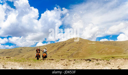 Voir des randonnées à cheval dans les montagnes en Chine par le Mont Yala Banque D'Images