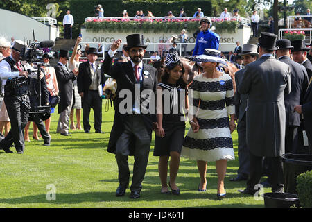 Barney Roy propriétaire Sheikh Mohammed bin Rashid Al Maktoum et la Princesse Haya bint Al Hussein de Jordanie (à droite) célébrer dans le contenant des gagnants après avoir remporté le St James's Palace Stakes au cours de la première journée de Royal Ascot à Ascot Racecourse. Banque D'Images