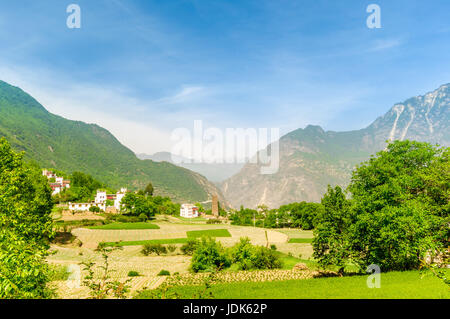 Vue sur les bâtiments traditionnels du village tibétain Danbo Zhonglu Banque D'Images