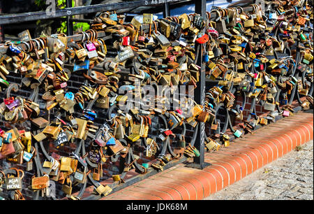 Des cadenas d'amour memmories accroché sur le pont à côté de l'autre se verrouille en Gdansk-Poland Banque D'Images