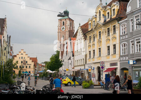 L'Europe, l'Allemagne, la Bavière, le Danube, Ingolstadt, Theresienstrasse, regardez à la chère femme, la cathédrale , Europa, Deutschland, Bayern, Donau, Theresie Banque D'Images