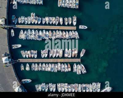 Vue aérienne de la belle marina à Acitrezza, Sicile Banque D'Images