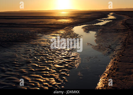 La plage au coucher du soleil à Grange-over-Sands dans la paroisse de Holker inférieur très proche de la région des lacs. Il est un estuaire à marée basse avec un sable. Banque D'Images