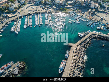 Vue aérienne de la belle marina à Acitrezza, Sicile Banque D'Images