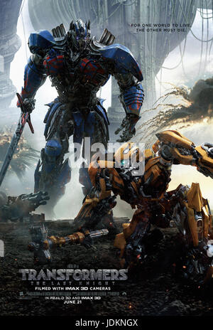 DATE DE SORTIE : Juin 23, 2017. Titre : Transformers 3 : Le dernier chevalier. STUDIO : Paramount Pictures. Réalisateur : Michael Bay. PLOT : Optimus Prime trouver sa planète natale, Cybertron, maintenant une planète morte, qu'il s'agit de trouver qu'il était responsable de l'assassinat. Il trouve un moyen d'amener la planète à la vie, mais pour ce faire il a besoin de trouver un artefact, et que l'artefact est sur terre. Avec : Affiches (crédit Image : © Paramount Pictures/photos) Banque D'Images