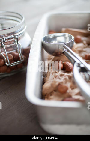 Glace noisette au chocolat maison Banque D'Images