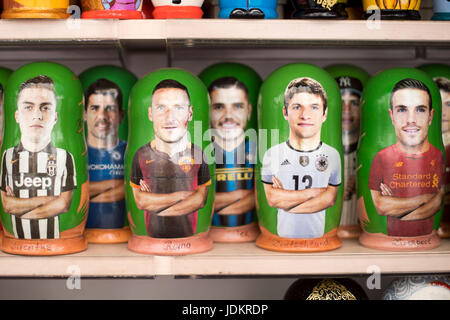 Saint Petersburg, Russie. 16 Juin, 2017. Matryoshkas avec des joueurs de football, parmi lesquelles figure le joueur allemand Thomas Muller, sur l'offre à Saint Petersburg, Russie, 16 juin 2017. La Coupe des Confédérations a lieu en Russie entre 17 Juin et 02 juillet 2017. Photo : Marius Becker/dpa/Alamy Live News Banque D'Images