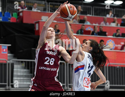 Prague, République tchèque. 20 Juin, 2017. Kristine de Lettonie et Vitola Dragana Stankovic de Serbie en action au cours de l'Europe de la FIBA Basket-ball match de championnat la Serbie contre la Lettonie à Prague, République tchèque, Juin 20, 2017. Credit : Katerina Sulova/CTK Photo/Alamy Live News Banque D'Images