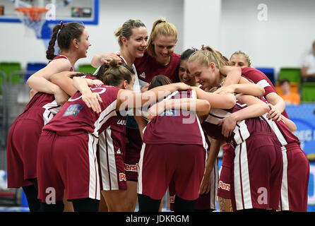 Prague, République tchèque. 20 Juin, 2017. Les joueurs de Lettonie célébrer après l'obtention de la FIBA de basket-ball d'Europe Serbie match de championnat contre la Lettonie à Prague, République tchèque, Juin 20, 2017. Credit : Katerina Sulova/CTK Photo/Alamy Live News Banque D'Images