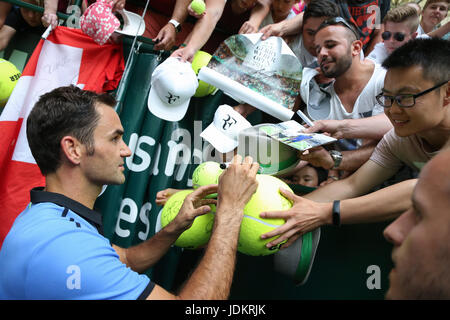 Halle, Allemagne. 20 Juin, 2017. La Suisse de Roger Federer, signe des autographes pour les fans après sa victoire contre le Japon lors de leur Sugita masculin premier tour match de tennis au tournoi ATP de Halle, Allemagne, 20 juin 2017. Photo : Friso Gentsch/dpa/Alamy Live News Banque D'Images