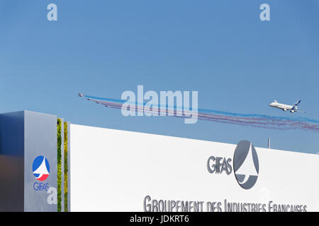 L'espace de Paris-Le Bourget, France. 19 Juin, 2017. Présentation de vol de la Patrouille de France et de l'Airbus A380 au cours de la 2017 International Paris Air Show. Credit : Bernard Menigault/Alamy Live News Banque D'Images