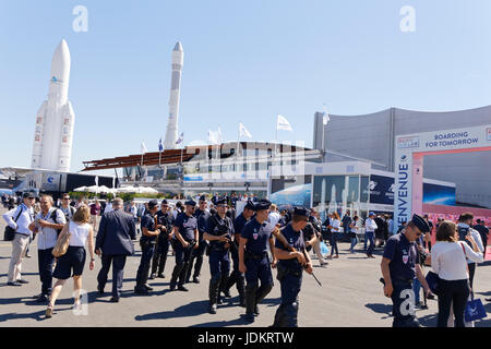 L'espace de Paris-Le Bourget, France. 19 Juin, 2017. Forces de sécurité au cours de la 2017 International Paris Air Show. Credit : Bernard Menigault/Alamy Live News Banque D'Images