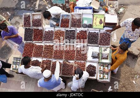 20 juin 2017 - Dhaka, Bangladesh - peuples autochtones du Bangladesh achètent date palm avant ifter Baitul Mukarram proche Mosquée Nationale. L'Iftar est le repas mangés par les musulmans après le coucher du soleil pendant le Ramadan. (Crédit Image : © Md. Mehedi Hasan via Zuma sur le fil) Banque D'Images